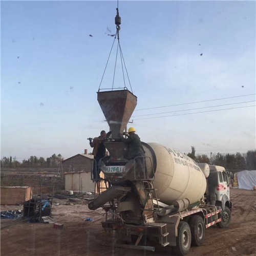 茫崖市“精准瞄准”—— 吊车的 “定位导航” 技术