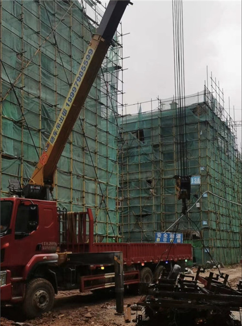 茫崖市“慢工细活”—— 吊车的 “微动控制” 技术