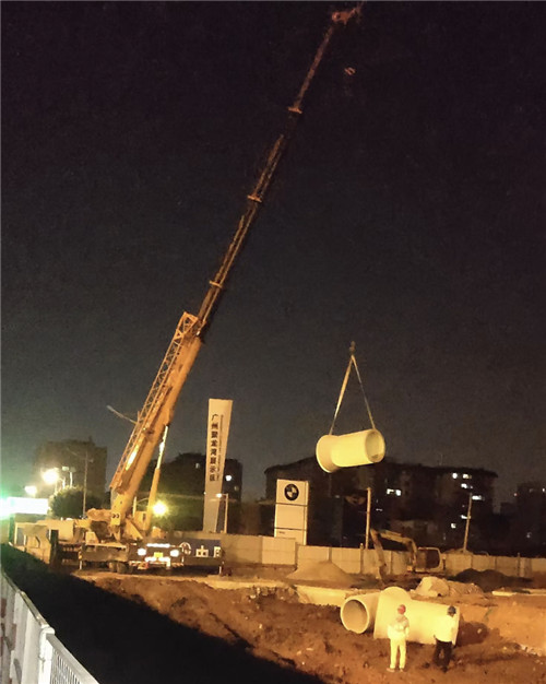 茫崖市“弯臂矫正”—— 吊车的 “形变补偿” 技术