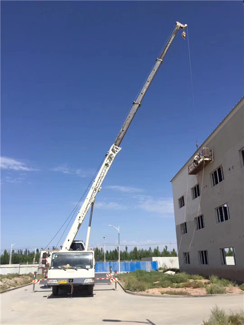 茫崖市“轻装强干”—— 吊车的 “轻量化臂架” 技术